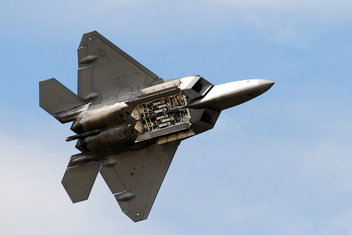 Thứ ba, máy bay chiến đấu F-22 có 4 khoang chứa vũ khí, trong đó 2 khoang chứa vũ khí chính nằm ở hai bên đường tâm bụng máy bay; 2 khoang chứa vũ khí phụ bên, nằm giữa mặt ngoài của cửa hút gió động cơ trái và phải và bức vách ngăn phía trước của càng đáp hai bên.