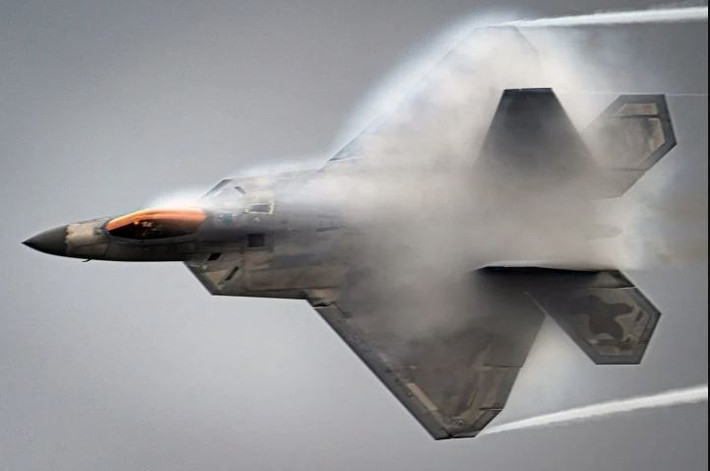  Máy bay chiến đấu F-22 Raptor của Mỹ, được đánh giá là máy bay chiến đấu thế hệ thứ 5 mạnh nhất. Mặc dù đã ra đời được 30 năm, nhưng vẫn có 3 ưu điểm lớn không thể bỏ qua, đó là tốc độ siêu thanh, khả năng chiến đấu ngoài tầm nhìn và khả năng cận chiến được tăng cường đặc biệt.