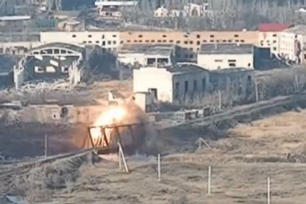 Theo thông tin mới nhất, Quân đội Ukraine đã cho phá hủy hai cây cầu bắc qua sông Bakhmutka ở phía đông bắc của Bakhmut. Ngoài ra, cây cầu đường bộ bắc qua kênh ở phía tây bắc thành phố mặc dù không còn hoạt động, nhưng là cây cầu chính nối với các tuyến đường đi Chasovy Yar, Bogdanovka và Kalinovka ở phía tây bắc Bakhmut.