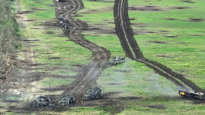 Nhưng nhờ phát hiện sớm, khi những phương tiện bọc thép Ukraine còn đang “loay hoay” trong các bãi mìn , thì đã bị hàng loạt tên lửa chống tăng có điều khiển (ATGM), pháo binh và trực thăng vũ trang của quân Nga trút hỏa lực.