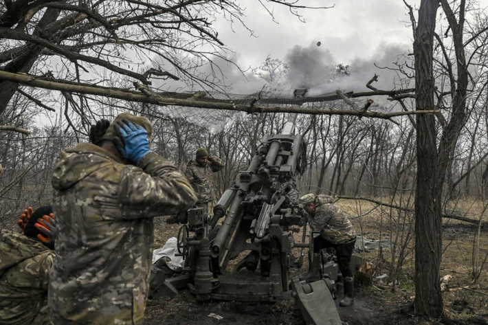 Thứ ba: Có thể nhiều người không hiểu, tại sao Quân đội Ukraine không thể phá vòng vây? Trước hết, lợi thế của Ukraine là viện trợ của phương Tây, nhưng nó chưa đến, nên lợi thế không tồn tại.