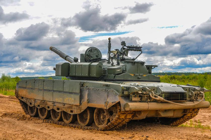 Thứ hai, xe tăng T-80 sử dụng động cơ tua-bin khí có kích thước nhỏ gọn, nhưng cho công suất lớn, giúp xe cơ động nhanh và nhạy bén trên chiến trường; giúp khả năng cơ động chủ động, có thể thay đổi nhanh chóng các vị trí bắn.