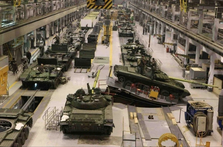 Xe tăng chiến đấu chủ lực của quân đội Nga ngày nay như T-90 và T-72 và thậm chí là T-14 Amatar mới nhất đều trang bị động cơ diesel. Điều này đúng vì chúng cấu tạo đơn giản hơn, chế tạo, sử dụng và bảo trì rẻ hơn động cơ tua-bin khí. Nhưng tại sao Nga muốn tiếp tục tái sản xuất hàng loạt T-80?