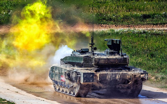 Vũ khí chính của T-80BVM là pháo nòng trơn 125mm 2A46M-4, có khả năng bắn nhiều loại đạn, bao gồm đạn xuyên giáp thoát vỏ, ổn định bằng cánh đuôi (APFSDS), đạn chống tăng nổ lõm, đạn nổ phá chống bộ binh. Ngoài ra, pháo chính còn có tính năng phóng tên lửa dẫn đường chống tăng 9M119M Refleks qua nòng và có thể tiêu diệt mục tiêu ở cự ly tới 5 km.