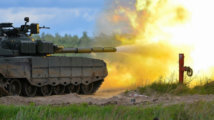 Thứ ba, T-80 có thể được trang bị pháo hạng nặng cỡ nòng 152 mm, mạnh hơn nhiều so với pháo cỡ nòng 125 mm của T-90. Trong điều kiện tác chiến chiến hào, pháo tăng cỡ nòng 125 mm không có sức mạnh, vì vậy, nếu thay pháo chính bằng loại 152 mm hoặc 155 mm sẽ dễ dàng phá hủy được công sự của địch.
