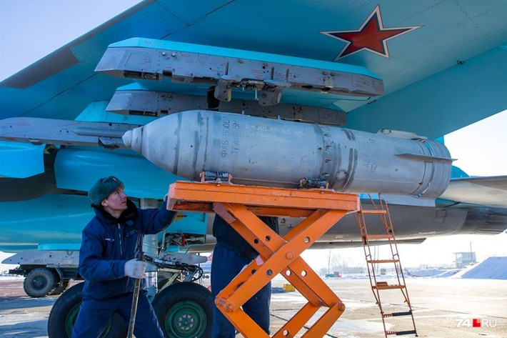 Phía Ukraine cho biết, Không quân Nga đã sử dụng nhiều loại máy bay bao gồm cả tiêm kích bom Su-34, thậm chí thả nhiều quả bom có sức công phá “siêu nặng” 1,5 tấn như bom UPAB-1500B, chỉ để chọc thủng các công sự kiên cố trong thành phố.
