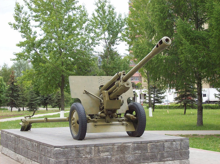 Vào thời điểm đó, quân Đức có pháo chống tăng Pak-40 cỡ nòng 75mm, Anh có pháo chống tăng QF-17 cũng có cỡ nòng 75mm. Nhưng điều này không có nghĩa là Liên Xô không có vũ khí chống tăng ở phân khúc này. Vào thời điểm đó, Liên Xô chủ yếu dựa vào hỏa lực của khẩu 76,2mm ZIS-3; đây cũng là hỏa lực chống tăng mà bộ binh Liên Xô dựa vào nhiều nhất trong Thế chiến II.