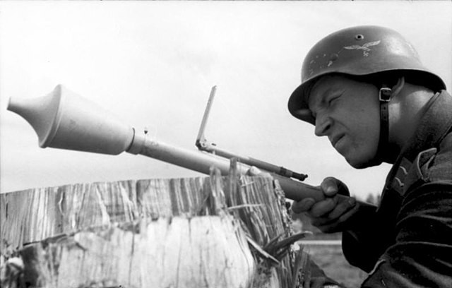 Sau trận vòng cung Kursk, quân đội Liên Xô bước vào giai đoạn phản công, lúc này quân đội Đức chứ không phải quân đội Liên Xô cần tăng cường hỏa lực chống tăng cá nhân, vì vậy quân đội Liên Xô đương nhiên coi thường súng phóng lựu.