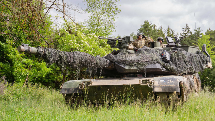 Ông Matviychuk lấy ví dụ về xe tăng M1A1 Abrams mà Mỹ viện trợ cho Ukraine? Chúng không hề xuất hiện trên chiến trường kể từ khi Kiev tiếp nhận? Chúng không thích hợp cho mùa đông cũng như bùn lầy vì có trọng lượng quá nặng và xích xe thì quá nhỏ, chúng sẽ chìm trong bùn và trượt trên băng.