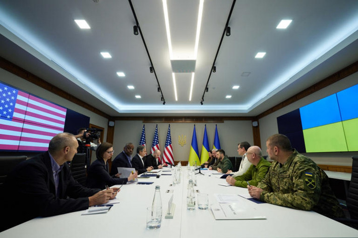 Quân đội Ukraine đã phát đi tín hiệu về một cuộc phản công mùa xuân trong một thời gian dài, và lần này người Mỹ đã tiết lộ thời gian biểu cho cuộc phản công. Đặc phái viên của Mỹ tại NATO, bà Julianne Smith cho biết, tình báo Mỹ dự kiến sẽ có một cuộc phản công của Quân đội Ukraine trong những tuần tới.