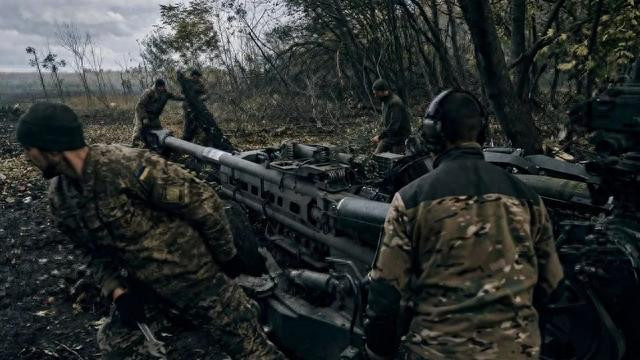 Ông Collins thẳng thắn bày tỏ: "Tôi nghĩ rằng đây là do người Ukraine tự chuốc lấy. Chiến thuật của Liên Xô đơn giản là không hiệu quả khi sử dụng với vũ khí phương Tây".