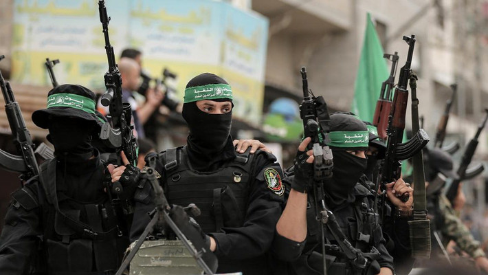 Mỗi nhóm chiến binh của Hamas sẽ đeo mặt nạ đen và đội khăn màu xanh lá cây trước khi ra trận. Họ tin rằng điều này sẽ mang lại cho họ sức mạnh và khả năng đương đầu tốt hơn với những khó khăn, thử thách trong chiến đấu. Trang phục như vậy đã trở thành biểu tượng của các chiến binh Hamas và là biểu tượng cho cuộc chiến chống lại Israel của họ.