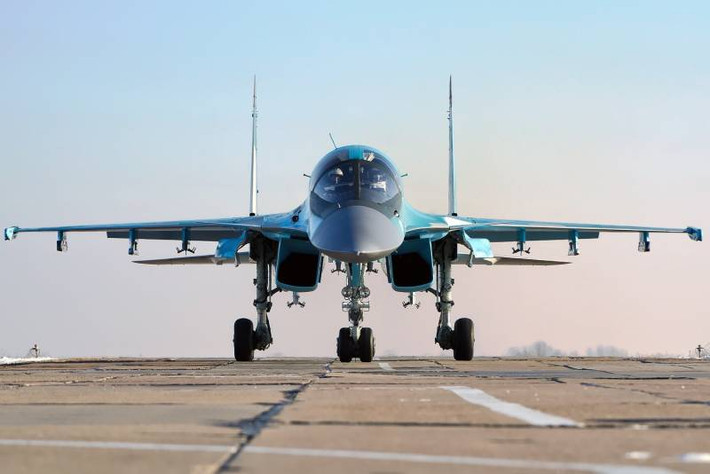 Su-34 là máy bay tiêm kích bom, được phát triển dựa trên dòng máy bay chiến đấu Su-27. Một đặc điểm chính là Su-34 có thể vừa là máy bay cường kích, vừa là máy bay tiêm kích, khi vũ khí có cả không đối đất và không đối không; có thể độc lập thực hiện nhiệm vụ, mà không cần máy bay chiến đấu bay kèm bảo vệ.
