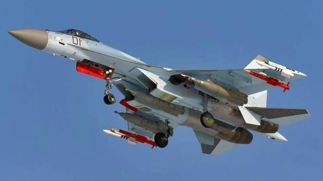 Không rõ liệu phi công chiếc Su-35S trong lần xuất kích trên, có sử dụng thêm tên lửa R-77 gắn dưới thân/bụng hay không, vì chúng không thể nhìn thấy từ góc nhìn bên của chiếc Su-35S đang hạ cánh. Nhưng việc “bộ ba tiêu diệt” là sản phẩm của cùng một chiếc Su-35S gần như không thể tránh khỏi.
