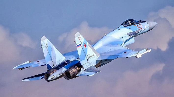 Việc chiếc Su-35S “đơn độc” tiêu diệt 3 máy bay chiến đấu của Ukraine, có thể được phỏng đoán dựa trên video duy nhất của chiếc máy bay này, được quay một ngày trước đó (ngày 29/12/2022). Cho đến nay, chỉ có thông tin một chiếc Su-35 đang tuần tra vào thời điểm đó, vì nếu không, chúng cũng sẽ được đưa vào tài liệu công khai.