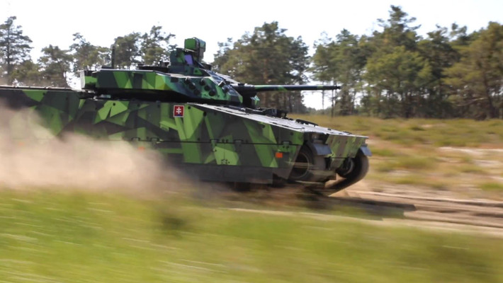 Về vũ khí phụ, CV90 được trang bị trạm vũ khí điều khiển từ xa Protector, có thể được lắp đặt trên đỉnh tháp pháo, tổ lái có thể trực tiếp điều khiển súng máy hạng nặng 12,7mm trên xe để chiến đấu, nếu cần có thể tấn công cùng mục tiêu (hoặc khác mục tiêu) với pháo chính (Nguồn ảnh Pinterest).