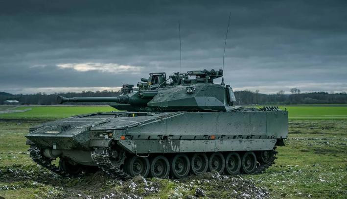 CV9035 có khả năng bảo vệ kíp chiến đấu bên trong xe, chống được các loại đạn súng bộ binh và mìn chống bộ binh; tổng trọng lượng xe 32 tấn, trang bị động cơ diesel 750 mã lực, tốc độ tối đa 70 km/h (đường nhựa) (Nguồn ảnh Pinterest).