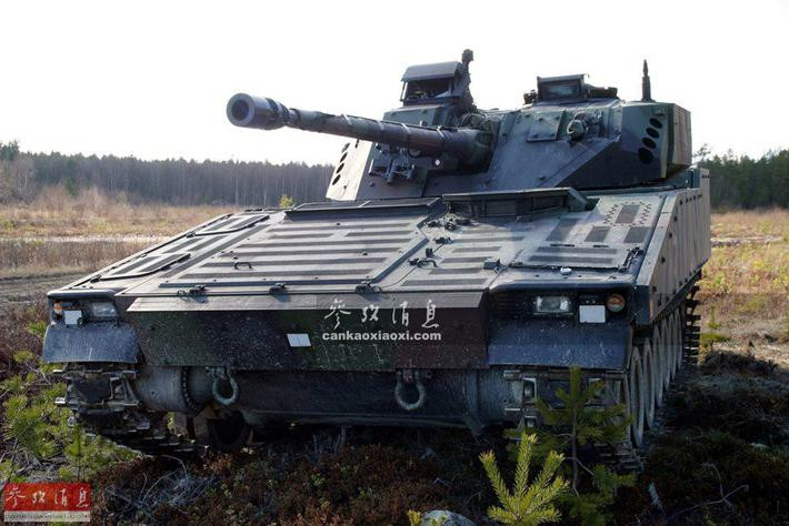 Điểm đặc biệt đối với pháo chính của chiếc CV90 là phương pháp tiếp đạn hai chiều; nên tùy theo yêu cầu tác chiến, loại đạn có thể được thay đổi nhanh chóng. Tốc độ bắn của pháo là 200 phát/phút (Nguồn ảnh NetEase Military).