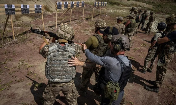 Sau khi bước sang tháng 9, Quân đội Ukraine có thể dừng hoàn toàn cuộc tấn công và bố trí một số quân tại một số điểm then chốt để phòng thủ; phần lớn các đơn vị Ukraine, đặc biệt là bộ binh cơ giới đã chiến đấu được vài tháng, sẽ rút về hậu phương tương đối an toàn và nghỉ ngơi.