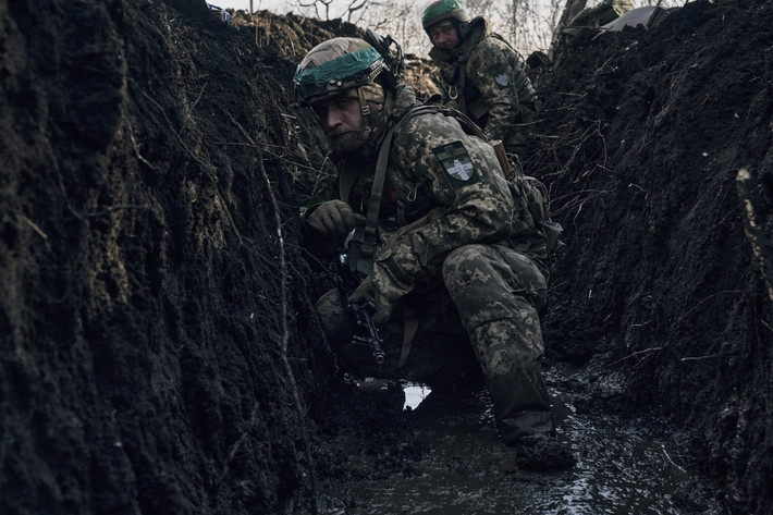 Còn ông Yan Gagin, cố vấn của người đứng đầu nước cộng hòa tự xưng Donetsk (DPR) cho biết, hiện Quân đội Ukraine tập trung tại tuyến phòng thủ mới Chasov Yar, để chờ cơ hội phản công; nhưng hiện nay giữa Bakhmut và Chasov Yar đã bị quân Nga phong tỏa bằng hỏa lực pháo binh.