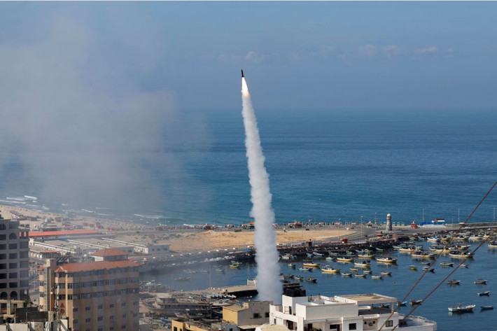 Trong đêm qua và sáng nay, lực lượng vũ trang Hamas tiếp tục tiến hành các cuộc tấn công tên lửa vào các thành phố của Israel; một số đợt tấn công đã tấn công vào Tel Aviv.