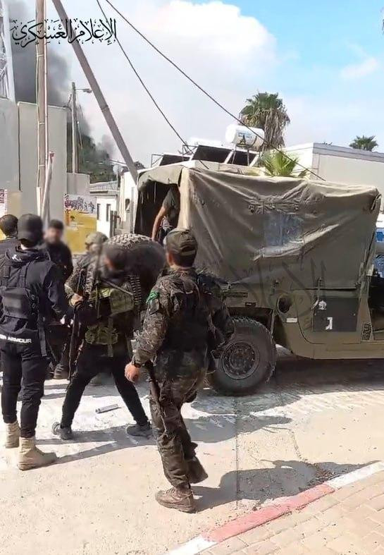 Cũng trong buổi sáng hôm nay, Bộ trưởng Quốc phòng Israel Joab Galant tiếp tục đưa ra những tuyên bố về “giờ báo thù”. Theo ông Galant, “quân đội Israel sẽ làm mọi cách để đảm bảo điều này sẽ không bao giờ xảy ra nữa”. Theo Bộ trưởng Israel, “quân đội Israel sẽ thay đổi tình hình ở Gaza trong nửa thế kỷ”.