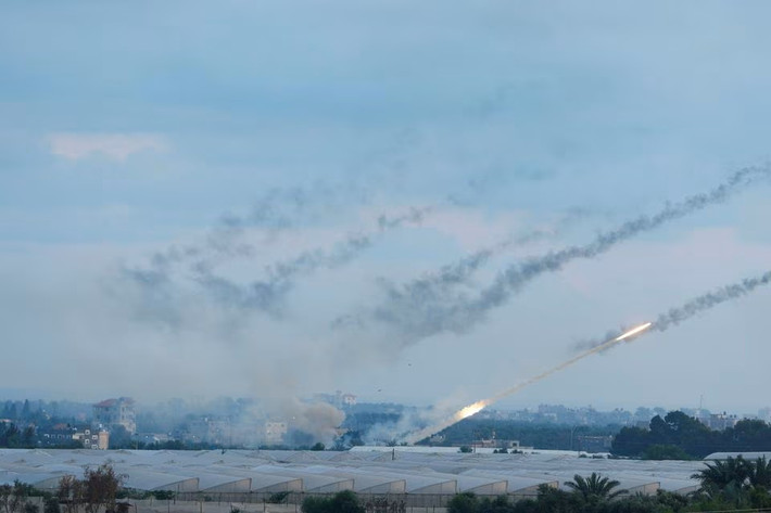 Có thông tin cho rằng Hamas một lần nữa sử dụng chiến thuật làm quá tải hệ thống phòng không của Israel, dẫn đến việc phá hủy các mục tiêu ở khu vực thành thị và ngoại ô Tel Aviv.