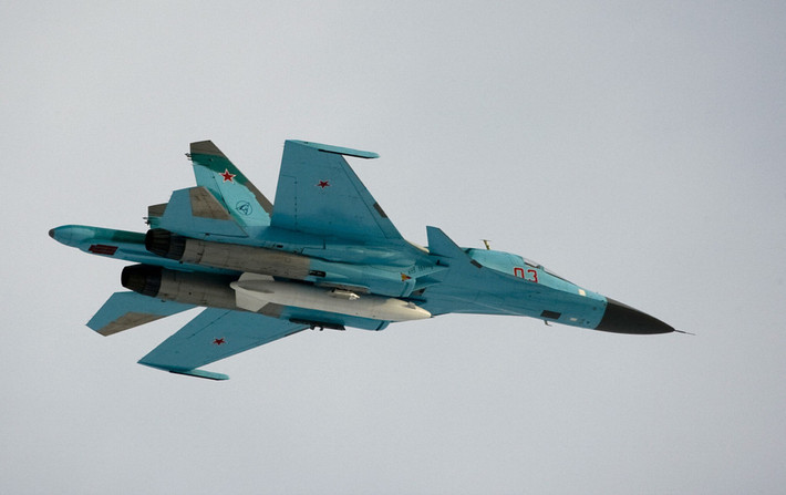 Tiêm kích bom Su-34 có khả năng tàng hình hạn chế, với tiết diện radar phía trước tương đương với tiết diện của tên lửa hành trình, cũng như khả năng chiến đấu trên không rất mạnh; mặc dù vai trò chính của nó là máy bay ném bom chiến thuật. Ảnh: Vzdena.