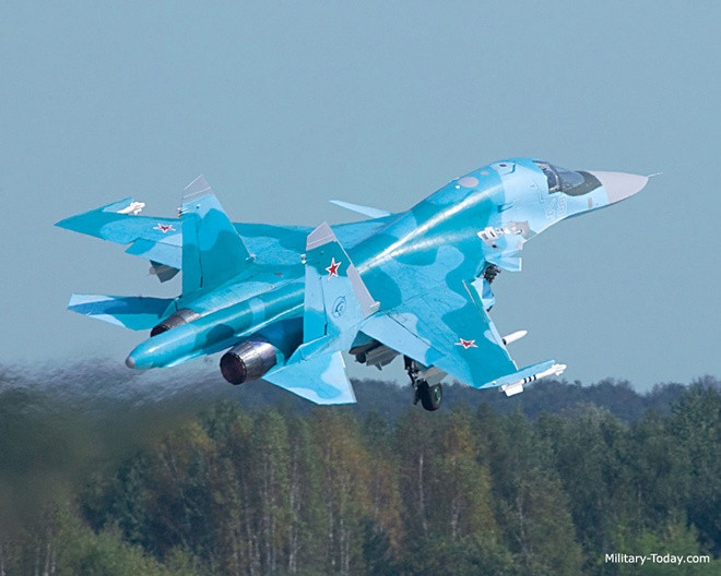 Đáng chú ý, những chiếc Su-34 được chuyển giao kể từ tháng 7/2022 đã được chế tạo theo tiêu chuẩn nâng cao với tên gọi biến thể Su-34M, và bên cạnh các máy bay chiến đấu cơ bản Su-34M, các biến thể chuyên dụng được chế tạo cho tác chiến điện tử hoặc trinh sát cũng đã được chuyển giao. Ảnh: Military.