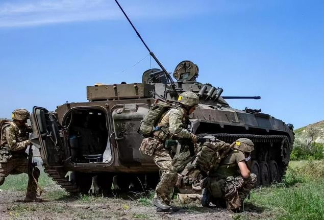 Để đối phó với tình hình này, Ukraine đã phải thay đổi chiến thuật, sử dụng các phương tiện bọc thép, vốn được dùng làm vũ khí đột phá, biến thành các “xe tải chở quân”, tới cách vị trí của quân Nga từ 2 đến 3 km, và sau đó cho phép họ cơ động “tấn công bằng chân”.