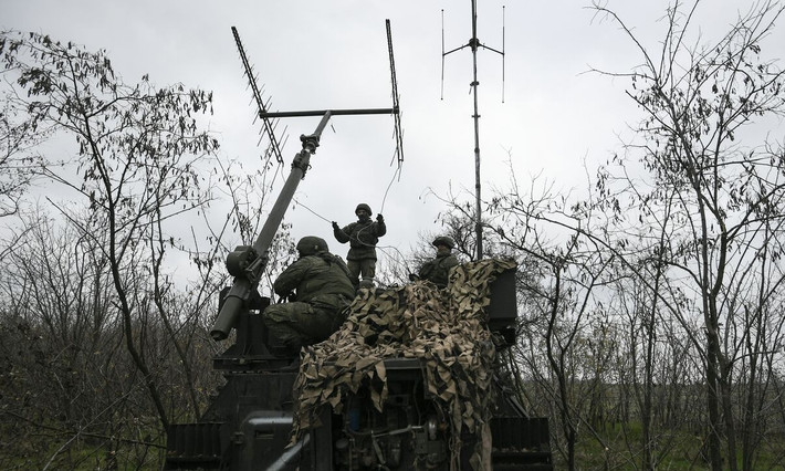 Theo truyền thông Anh đưa tin, quân đội Ukraine đã có ít nhất 2.000 UAV bị rơi do bị hệ thống tác chiến điện tử của Nga can thiệp trong tuần qua. Một số UAV bị gây nhiễu trong liên kết điều khiển vô tuyến và một số hệ thống dẫn đường bị trục trặc, khiến những UAV này bị ảnh hưởng này mất kiểm soát trên không, cuối cùng hết điện và bị rơi.