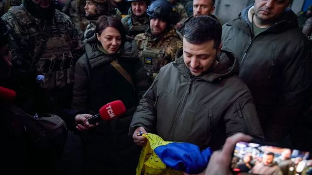 Giao tranh giữa Nga và Ukraine tại chiến trường Bakhmut liên tục thu hút sự chú ý của giới truyền thông quốc tế. Quyết tâm chính trị của của lãnh đạo Kiev là giữ Bakhmut bằng mọi giá, vì Bakhmut đã trở thành biểu tượng của "sự phản kháng Kiev" và có thể mở đường cho các cuộc phản công trong tương lai.