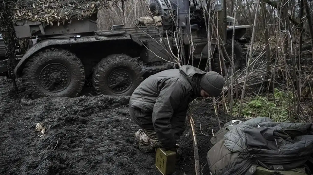 Quân đội Ukraine đưa ra lý do cản trở việc phản công lúc này, chính là do thời tiết mưa và tuyết tan mùa xuân tại Bakhmut, khiến mặt đất trở lên lầy lội và quan trọng là "sự thiếu hụt vũ khí và đạn dược” do phương Tây chưa cung cấp kịp thời.