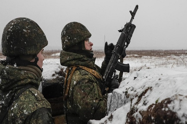 Kênh truyền thông Ukraine đưa tin, tại phía bắc Novomikhailovka, Sư đoàn bộ binh cơ giới 20 của Nga tiếp tục tấn công dọc theo các vành đai rừng theo hướng nam, để vượt qua tuyến phòng ngự trung tâm Paraskoviivka. Theo đánh giá, không có thay đổi đáng kể tại khu vực này.