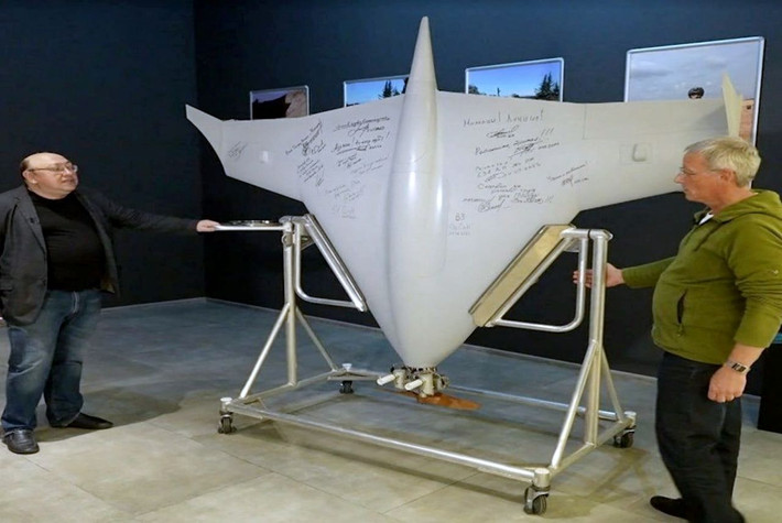 Tất nhiên, UAV "Sản phẩm 54" này cũng có kích thước lớn hơn, không nhỏ như "Sản phẩm 51/52/53" và gần với UAV Pelargonium-2 hơn. Đánh giá từ các chỉ số kỹ thuật như tầm bay, mục tiêu của "Sản phẩm 54", rõ ràng là nhằm vào các mục tiêu phía sau như bệ phóng tên lửa HIMARS.