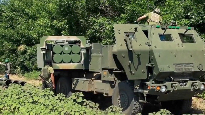 Mới đây, hệ thống tên lửa cơ động cao HIMARS của Mỹ viện trợ cho Ukraine, một lần nữa ghi thành tích trên chiến trường Ukraine, khi phá hủy hơn 10 trực thăng Nga trong một ngày. Khả năng tấn công tầm xa có độ chính xác cao của loại vũ khí này, đã phủ bóng đen rất lớn lên quân đội Nga.