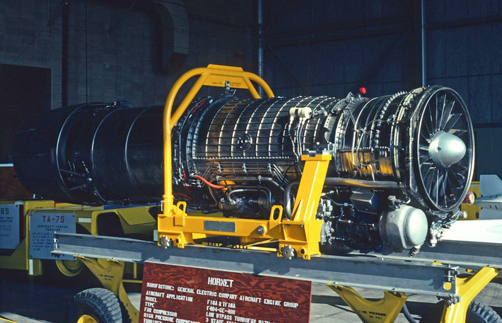 FA-50 được trang bị một động cơ phản lực cánh quạt đốt sau General Electric F404, hiện được Samsung Techwin chế tạo theo giấy phép của General Electric; cung cấp lực đẩy khô 53,07 kN và khi sử dụng bộ đốt sau, cho lực đẩy tới 78,7 kN. Tốc độ bay tối đa của FA-50 là Mach 1,5.
