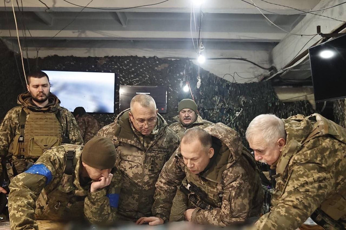 Quân đội Ukraine cho biết: Các hình ảnh và video có liên quan được công bố của quân đội Ukraine, tất cả đều được Bộ Quốc phòng Ukraine xem xét và công bố, binh sĩ không được phép tiết lộ, để tránh bị rò rỉ thông tin. Quân đội Ukraine tại khu vực Bakhmut hiện được cung cấp đầy đủ và nhận được hỗ trợ thường xuyên.