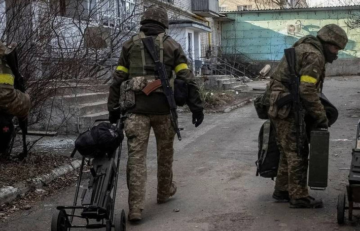 Đáng chú ý là Quân đội Ukraine chỉ chịu tổn thất nhỏ ở Soledar. Điều này chỉ ra thực tế đó là, Quân đội Ukraine chỉ đơn giản là rời khỏi vị trí của họ, có lẽ sẽ triển khai lại các lực lượng quan trọng đến khu vực Bakhmut, nơi tình hình cũng rất nguy cấp.