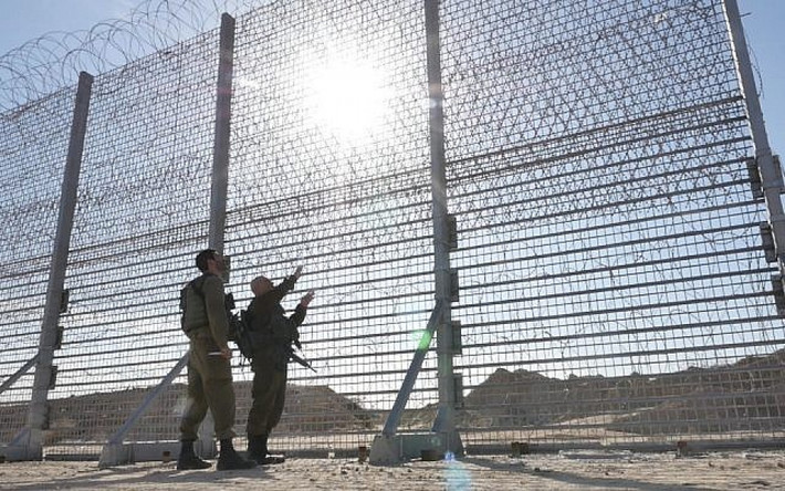 Đồng thời, quân đội Israel thường xuyên cử đội tuần tra kiểm tra dọc bức tường biên giới. Theo BBC, chỉ riêng trong quá trình xây dựng bức tường biên giới, quân đội Israel đã phát hiện và phá hủy 18 đường hầm.