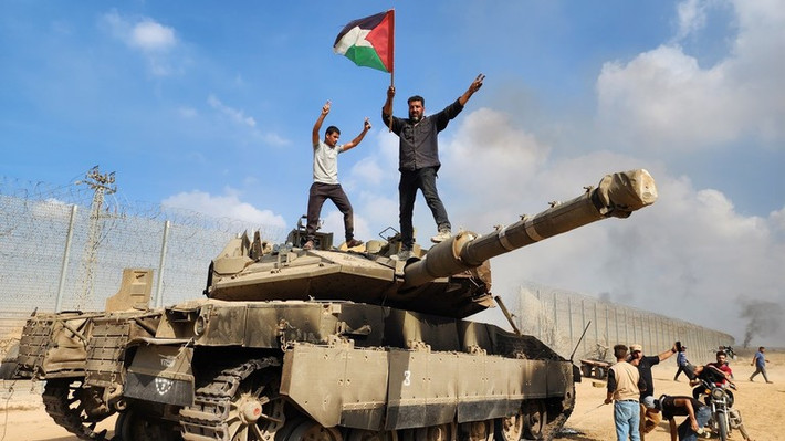 Tuy nhiên, lần này quân đội Israel quá lỏng lẻo và không hề chuẩn bị cho trận chiến. Và các hoạt động chung được lên kế hoạch tốt của Hamas đã phát huy tác dụng đánh lạc hướng, ngay cả truyền thông phương Tây cũng phải ngạc nhiên rằng, "cuộc tấn công trên bộ của Hamas không có sự kháng cự".