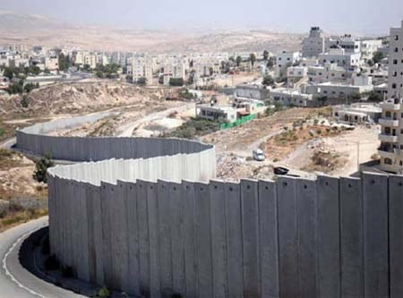 Sau đó, quân đội Israel tuyên bố sẽ đẩy nhanh việc xây dựng bức tường biên giới thông minh xung quanh Gaza, nhằm cắt đứt lối đi bí mật của Gaza với thế giới bên ngoài.