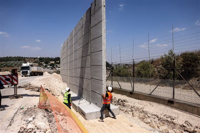 Hệ thống bảo vệ của Israel bao gồm việc triển khai nhiều hệ thống phòng thủ khác nhau, để ngăn chặn bất kỳ loại vũ khí nào bắn từ dải đất Gaza vào Israel và xây dựng bức tường biên giới để ngăn chặn "những kẻ khủng bố", sử dụng đường hầm để vượt qua biên giới dưới lòng đất.