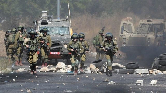 Mặc dù quân đội Israel đã điều động trực thăng vũ trang Apache và vũ khí tiên tiến khác để thực hiện các cuộc tấn công quy mô lớn vào lực lượng vũ trang Hamas Palestine từ ngày 8/10, nhưng hai bên đã dần đưa giao tranh trở lại kịch bản “thông thường” quen thuộc.