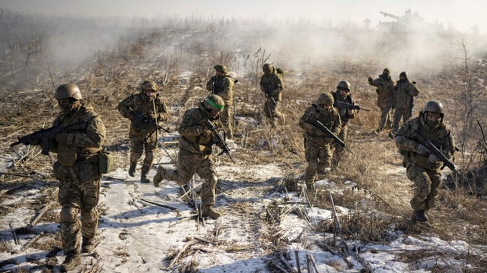 Tại ngoại ô phía nam Bakhmut, quân Wagner đã vấp phải sự kháng cự quyết liệt của quân Ukraine. Các nguồn tin từ phía Ukraine xác nhận, quân tiếp viện Ukraine đang mở cuộc phản công về phía đông dọc theo đường Mariupolskaya ở phía nam Bakhmut, đẩy lùi gần một trăm cuộc tấn công của quân Wagner và lính dù Nga.