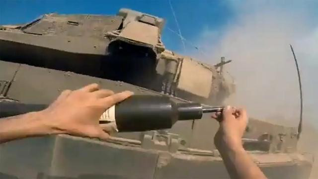 Bên kia, khi xe tăng Israel đang tiến vào, thì các chiến binh Hamas cũng bắt đầu di chuyển, họ bất ngờ áp sát xe tăng, đầu tiên đặt một thiết bị nổ tự chế giữa tháp pháo và thân xe tăng rồi kích nổ. Sau đó tiếp tục bồi thêm cho chiếc Merkava bằng một quả đạn lựu chống tăng.