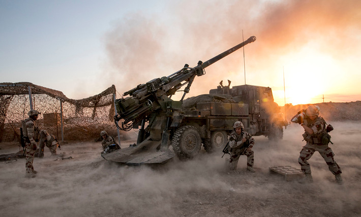 Pháo tự hành Caesar 155mm đã tham gia vào nhiều nhiệm vụ khác nhau của Pháp ở Afghanistan, Lebanon, Mali và Iraq. Không chỉ có khả năng cơ động cao trên mặt đất, Caesar có thể được vận chuyển bằng máy bay vận tải quân sự C-130, A400, IL76 hoặc C-17. Ảnh: Pinterest.