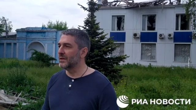 Hãng truyền thông Nga RIA Novosti đã công bố đoạn video phỏng vấn nhà hoạt động người Pháp Xavier Moreau. Moreau nói tiếng Nga rất tốt và giải thích các vấn đề về loại pháo tự hành Caesar, mà Ukraine đang sở hữu. Ảnh: RIA.