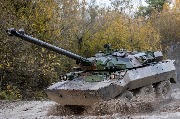 Mặc dù lớp giáp của AMX-10 RC có hiệu quả chống lại hỏa lực vũ khí bộ binh và mảnh đạn bom, pháo. Nhưng nó không được thiết kế để chống lại các đòn tấn công trực tiếp từ vũ khí hạng nặng; cụ thể là đạn xuyên giáp từ 20 mm trở lên. Ảnh: Military.