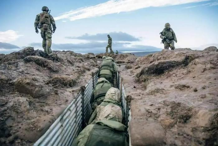Các lực lượng Ukraine đã có những bước tiến chậm chạp và vất vả khi vượt qua các phòng tuyến và bãi mìn rộng lớn của Nga dưới sự đe dọa của các cuộc không kích và hỏa lực pháo binh. Tuy nhiên, Mỹ vẫn tỏ ra thận trọng về diễn biến tiếp theo của cuộc chiến.